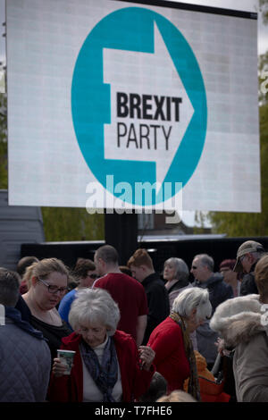 Sostenitori riunione ad un partito Brexit evento in Chester, Cheshire dove il nuovo partito leader Nigel Farage ha dato l'indirizzo principale. Onorevole Farage era unita sulla piattaforma dal suo collega di partito della onorevole Ann Widdecombe, l'ex governo conservatore ministro. E altri importanti membri del partito. Alla manifestazione hanno partecipato circa 300 persone ed è stato uno dei primi in quanto la formazione del partito Brexit da Nigel Farage nella primavera del 2019. Foto Stock