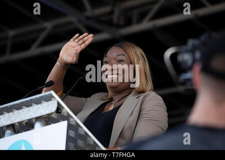 Elizabeth Babade parlando sul palcoscenico a Brexit festa-evento a Chester, Cheshire. Il discorso è stato dato dalla Brexit Party leader Nigel Farage MEP che apparve al fianco dell'ex governo conservatore ministro Ann Widdecombe. Alla manifestazione hanno partecipato circa 300 persone ed è stato uno dei primi in quanto la formazione del partito Brexit da Nigel Farage nella primavera del 2019. Foto Stock