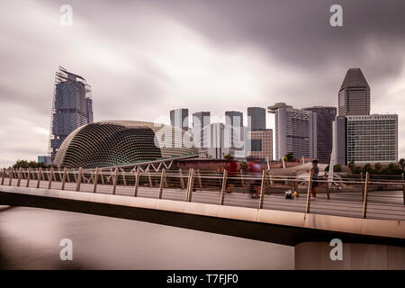 Il Giubileo Bridge e Teatri Esplanade sulla Baia, Singapore, Sud-est asiatico Foto Stock