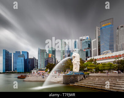 La statua Merlion e dello skyline di Singapore, Singapore, Sud-est asiatico Foto Stock