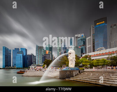 La statua Merlion e dello skyline di Singapore, Singapore, Sud-est asiatico Foto Stock
