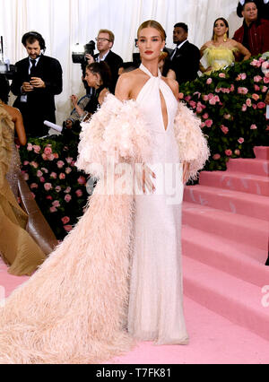 Rosie Huntington-Whiteley frequentando il Metropolitan Museum of Art Costume Institute Gala benefici 2019 in New York, Stati Uniti d'America. Foto Stock