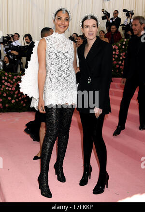 Gal Gadot frequentando il Metropolitan Museum of Art Costume Institute Gala benefici 2019 in New York, Stati Uniti d'America. Foto Stock