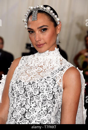 Gal Gadot frequentando il Metropolitan Museum of Art Costume Institute Gala benefici 2019 in New York, Stati Uniti d'America. Foto Stock
