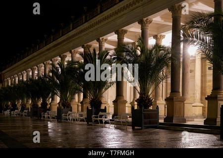 Colonnato Mill nella vecchia città di Karlovy Vary in Repubblica ceca la Notte Foto Stock