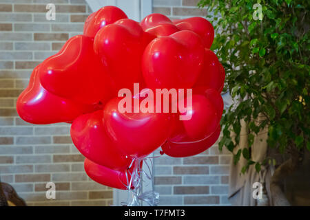 Cuore rosso Palloncini Palloncini . nei giorni di san valentino . Set di palloncini d'aria. Grappolo di colore rosso a forma di cuore palloncini di lamina isolati su sfondo bianco. Lov Foto Stock