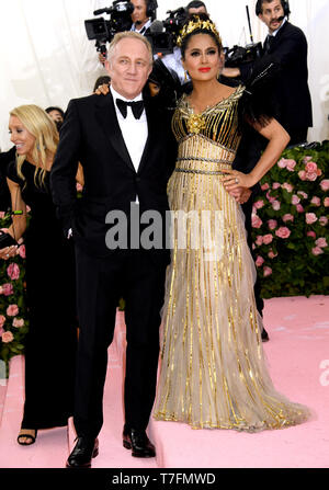 Francois-Henri Pinault e Salma Hayek frequentando il Metropolitan Museum of Art Costume Institute Gala benefici 2019 in New York, Stati Uniti d'America. Foto Stock