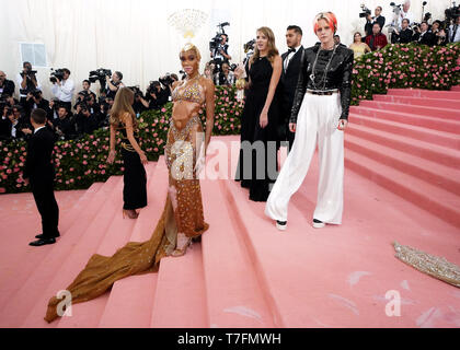 Winnie Harlow (sinistra) e Kristen Stewart frequentando il Metropolitan Museum of Art Costume Institute Gala benefici 2019 in New York, Stati Uniti d'America. Foto Stock