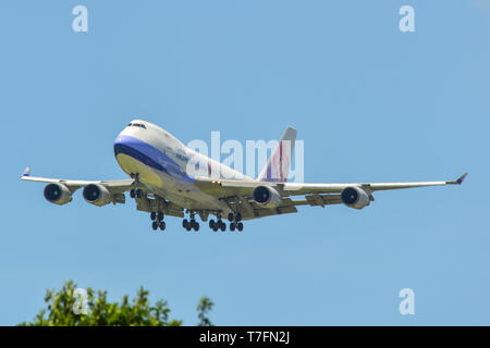 Singapore - Mar 27, 2019. B-18719 China Airlines Cargo Boeing 747-400F in atterraggio a Changi Airport (SIN). Foto Stock