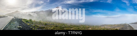 Incredibile vista panoramica del vulcano Osorno cono vulcanico di vertice. Awe paesaggio vulcanico su una postazione remota in una nebbiosa giornata con una rilassante atmosfera Foto Stock