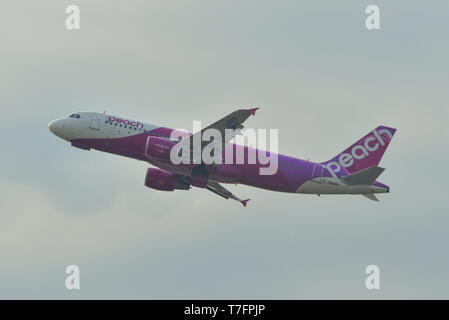 Osaka, Giappone - Apr 19, 2019. JA818P Peach Airbus A320 il decollo dall'Aeroporto Kansai (KIX). L'aeroporto situato su un isola artificiale della Baia di Osaka. Foto Stock