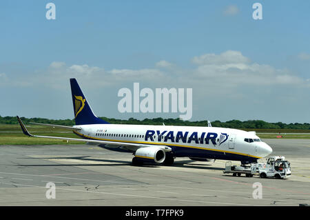 Brest (Bretagna, a nord-ovest della Francia): Brest-Bretagne Aeroporto. Ryanair Boeing 737 sull'asfalto dell'aeroporto Foto Stock