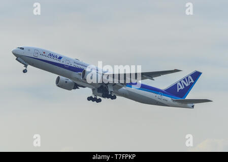 Osaka, Giappone - Apr 19, 2019. JA717a All Nippon Airways Boeing 777-200 ER il decollo dall'Aeroporto Kansai (KIX). L'aeroporto situato su un isl artificiale Foto Stock