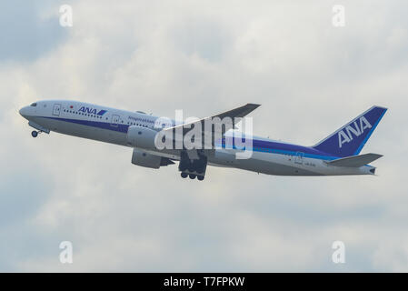 Osaka, Giappone - Apr 19, 2019. JA717a All Nippon Airways Boeing 777-200 ER il decollo dall'Aeroporto Kansai (KIX). L'aeroporto situato su un isl artificiale Foto Stock