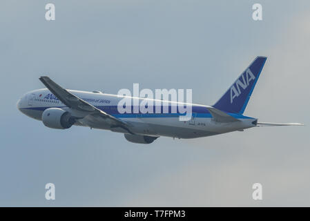 Osaka, Giappone - Apr 19, 2019. JA717a All Nippon Airways Boeing 777-200 ER il decollo dall'Aeroporto Kansai (KIX). L'aeroporto situato su un isl artificiale Foto Stock