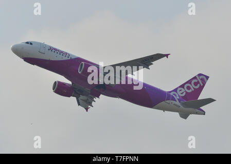 Osaka, Giappone - Apr 19, 2019. JA823P Peach Airbus A320 il decollo dall'Aeroporto Kansai (KIX). L'aeroporto situato su un isola artificiale della Baia di Osaka. Foto Stock