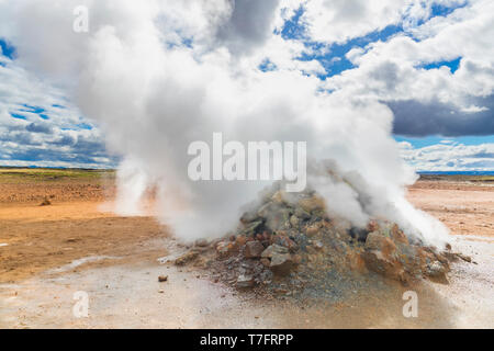Paesaggio di Hverir, rosso terreno sulfurea con fumarole Foto Stock