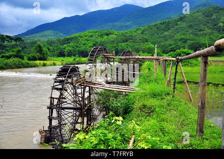 Ruota ad Acqua - uno strumento di mountan persone che prendono acqua dal fiume al loro campo automaticamente Foto Stock