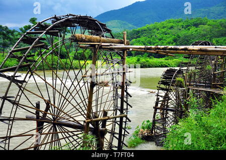 Ruota ad Acqua - uno strumento di mountan persone che prendono acqua dal fiume al loro campo automaticamente Foto Stock