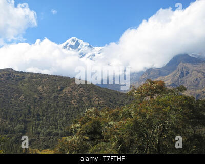 Snow capped picco andino nei pressi di Abra Malaga passano in alto Ande del Perù. Parte della Cordigliera Vilcanota mountain range. Foto Stock