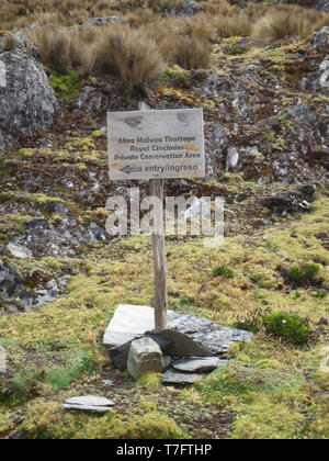 Segno per inizio del sentiero per Royal Cinclodes habitat nella parte superiore dell'Abra Malaga passano in alto Ande del Perù. Parte della Cordigliera Vilcanota mou Foto Stock