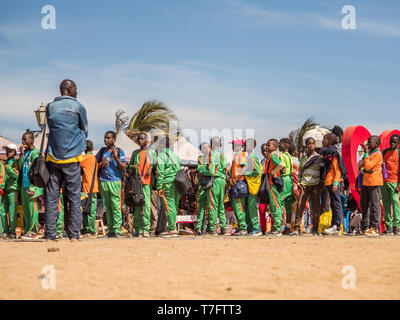 Ile de Goree, Senegal, febbraio 02, 2018: un gruppo di scolari in verde divise in attesa nella coda per un trasferimento in barca per Dakar su un famoso slave Foto Stock