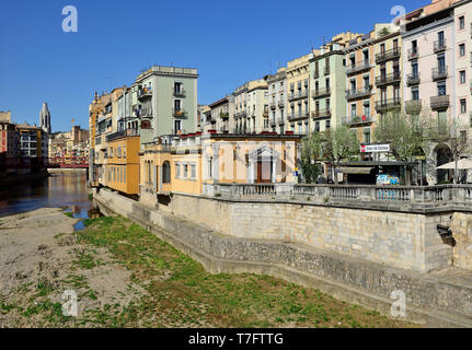 In Spagna, in Catalogna: panoramica della città di Girona e la sua tradizionale vecchie case con facciate colorate sulle rive del fiume Onyar Foto Stock