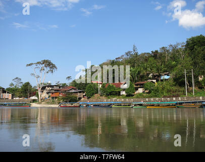 Città amazzonica Atalaya vicino al Parco Nazionale del Manu, abbassare la foresta pluviale amazzonica a Madre de Dios dipartimento in Perù. Molti longboats lungo la riva. Foto Stock