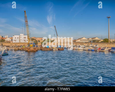 Dakar, Senegal - Febbraio 2, 2019: veduta del porto di Dakar in Senegal con grandi navi di piccole imbarcazioni, gru e carichi vicino al molo. L'Africa. Foto Stock