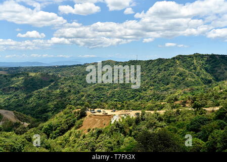 Vista dello skyline di intorno a Tagaytay City Hightland al giorno, Filippine Foto Stock