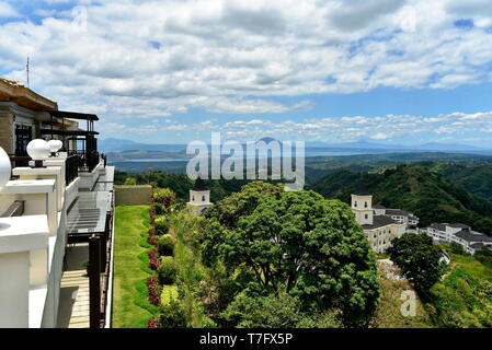 Vista dello skyline di intorno a Tagaytay City Hightland al giorno, Filippine Foto Stock