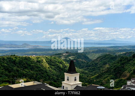 Vista dello skyline di intorno a Tagaytay City Hightland al giorno, Filippine Foto Stock