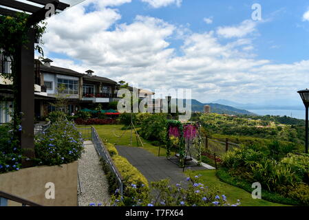 Vista dello skyline di intorno a Tagaytay City Hightland al giorno, Filippine Foto Stock