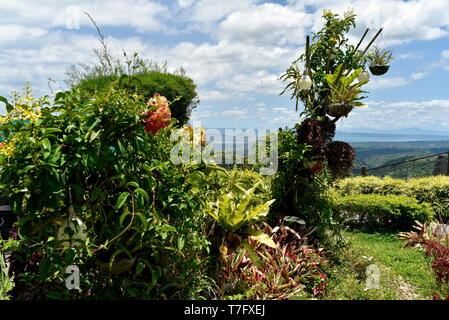 Vista dello skyline di intorno a Tagaytay City Hightland al giorno, Filippine Foto Stock