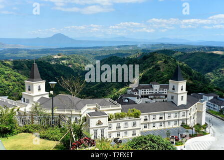 Vista dello skyline di intorno a Tagaytay City Hightland al giorno, Filippine Foto Stock