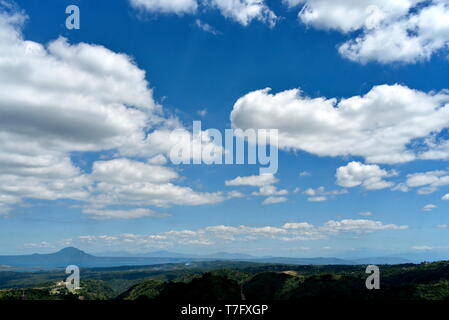 Vista dello skyline di intorno a Tagaytay City Hightland al giorno, Filippine Foto Stock