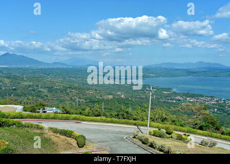 Vista dello skyline di intorno a Tagaytay City Hightland al giorno, Filippine Foto Stock