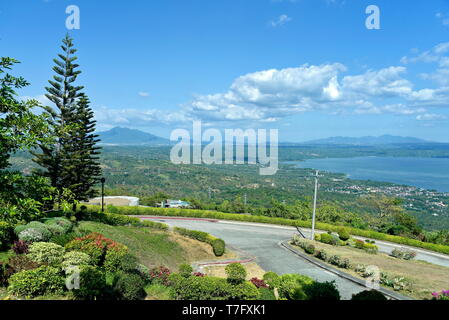 Vista dello skyline di intorno a Tagaytay City Hightland al giorno, Filippine Foto Stock