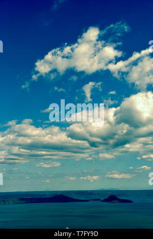 Vista dello skyline di intorno a Tagaytay City Hightland al giorno, Filippine Foto Stock