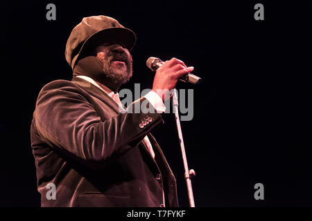 Gregory Porter effettuando al Cheltenham Jazz Festival, 4 maggio 2019 Foto Stock