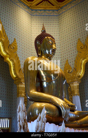 La principale area di preghiera con il grande Buddha d'oro al Golden Tempio del Buddha in Chinatown, Bangkok, Thailandia. Foto Stock