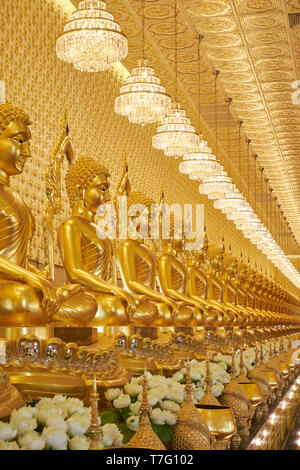Un gigante, infinita fila di Buddha all'antica città theme park vicino a Bangkok, Thailandia. Foto Stock