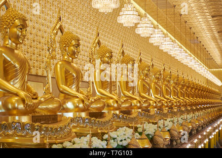Un gigante, infinita fila di Buddha all'antica città theme park vicino a Bangkok, Thailandia. Foto Stock