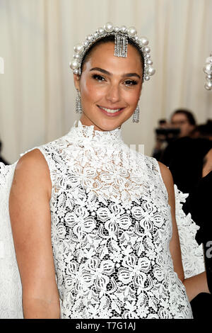 Gal Gadot frequentando il Metropolitan Museum of Art Costume Institute Gala benefici 2019 in New York, Stati Uniti d'America. Foto Stock
