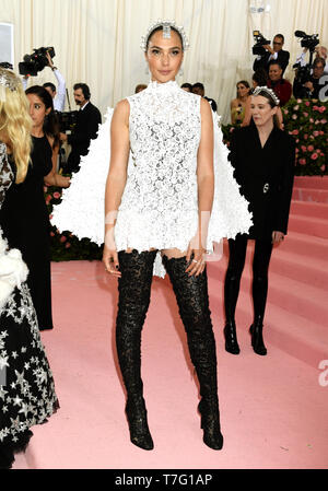 Gal Gadot frequentando il Metropolitan Museum of Art Costume Institute Gala benefici 2019 in New York, Stati Uniti d'America. Foto Stock