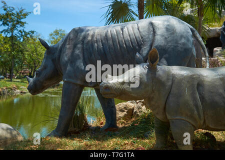 Un rinoceronte scultura alla città antica theme park vicino a Bangkok, Thailandia. Foto Stock