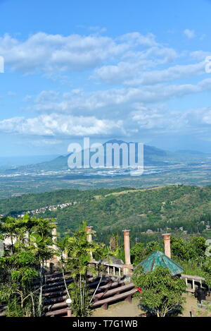 Vista dello skyline di intorno a Tagaytay City Hightland al giorno, Filippine Foto Stock