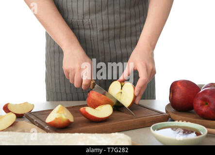 Donna taglio di mele per la pasta sulla tavola di legno Foto Stock