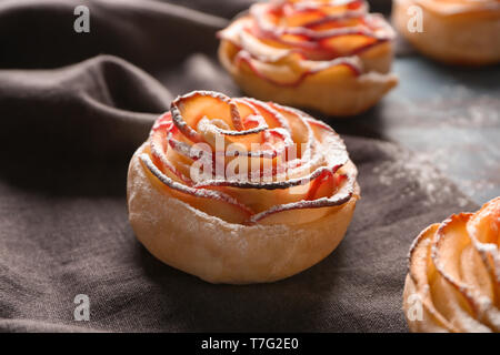 Gustosa a forma di rosa pasticceria apple sul tovagliolo Foto Stock