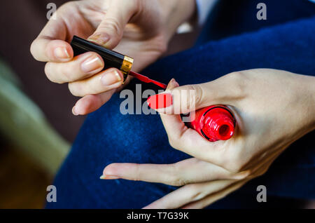 Donna con le dita lungo la sua pittura a lungo chiodi con rosso smalto per unghie Foto Stock